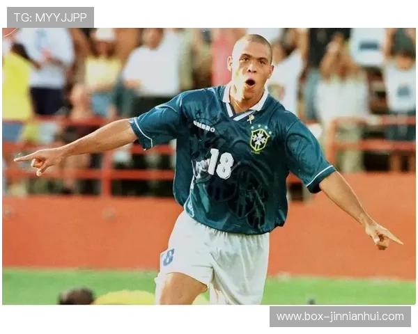 足球场上八号球星的风采与传奇故事解析