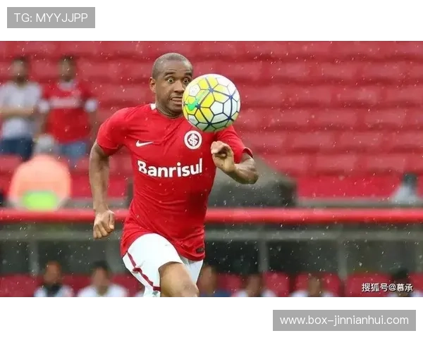 足球球星因违法行为形象受损引发社会关注与职业生涯危机